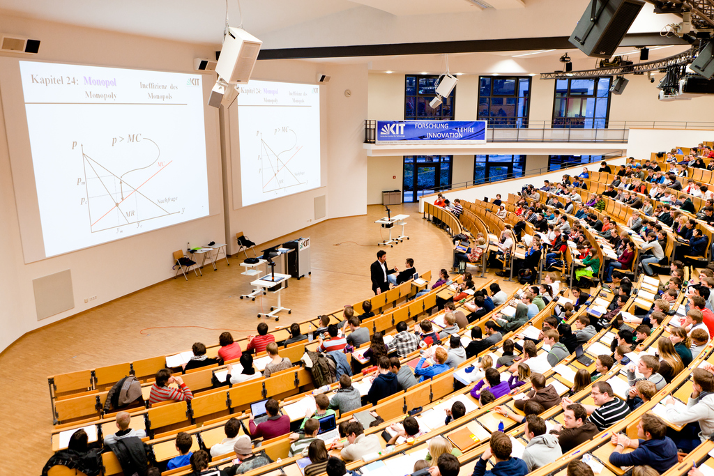 Studierende sitzen im Audimax