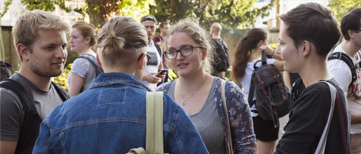 Karlsruher Institut für Technologie Studierende unterhalten sich