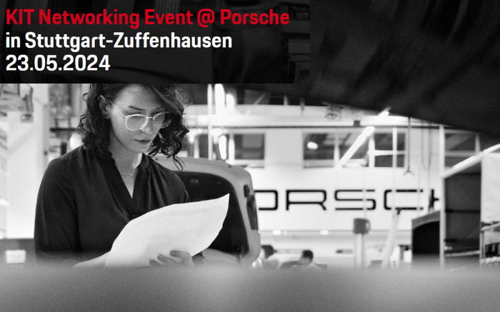 Frau steht in Porsche Werkshalle