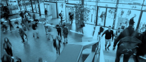 Karlsruher Institut für Technologie Studierende auf dem KIT-Campus Süd auf dem Weg zur Vorlesung