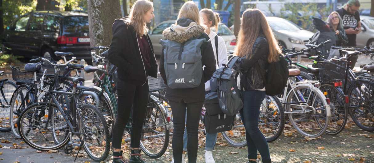 Studierende auf dem KIT-Campus