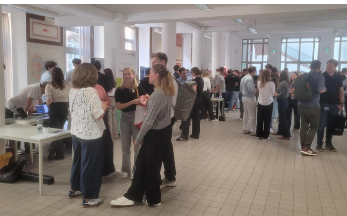 Studierende stehen im Tulla Foyer und unterhalten sich