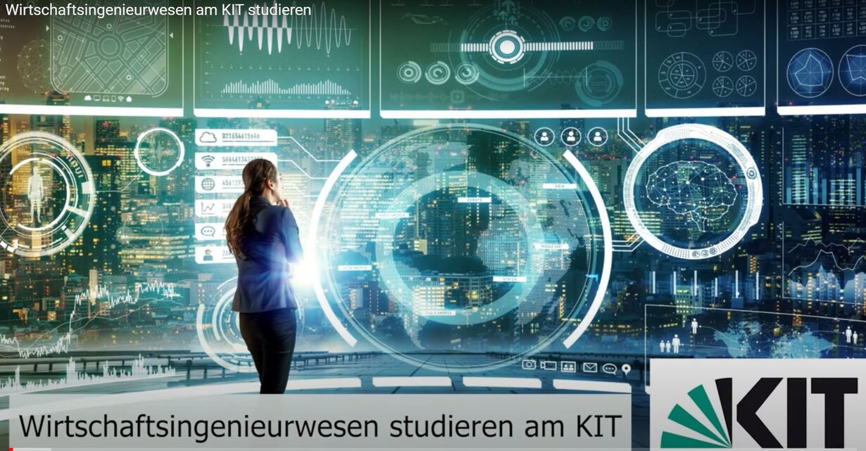 Frau vor digitaler Anzeige