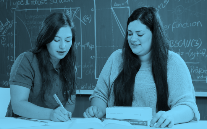 Zwei Studentinnen sitzen an einem Schreibtisch und Lernen