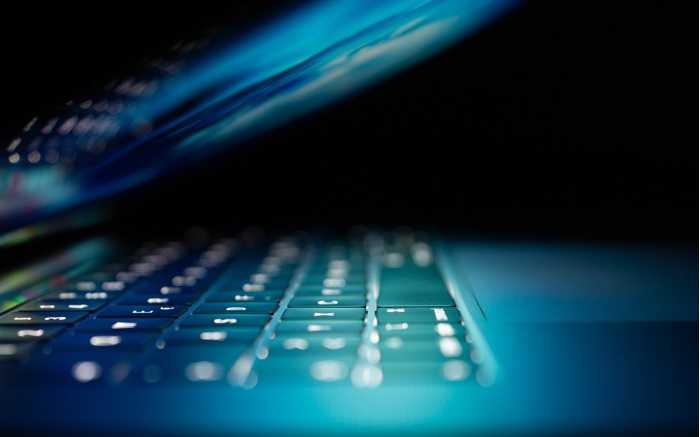 Halb zugeklappter Laptop