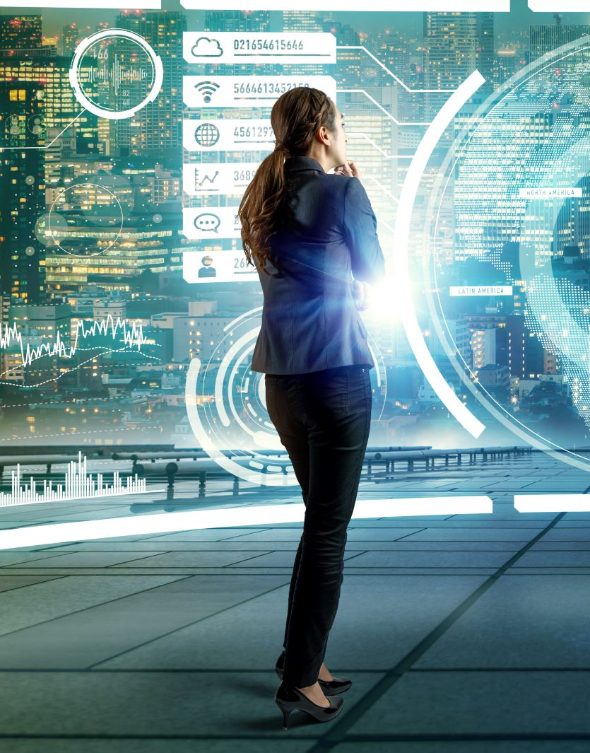 Frau vor digitaler Anzeige